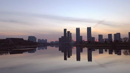 通州大运河夜景现代黄昏河流发光运河商务区视频的预览图