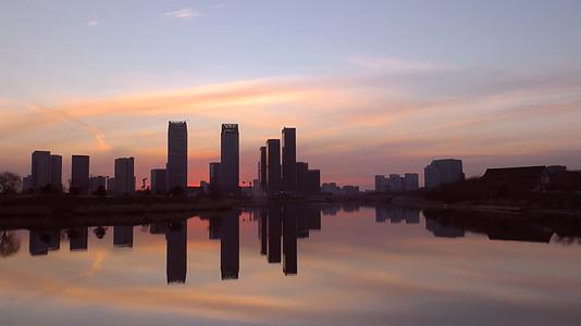 水边城市日出江边河边湖北北京通州大运河视频的预览图