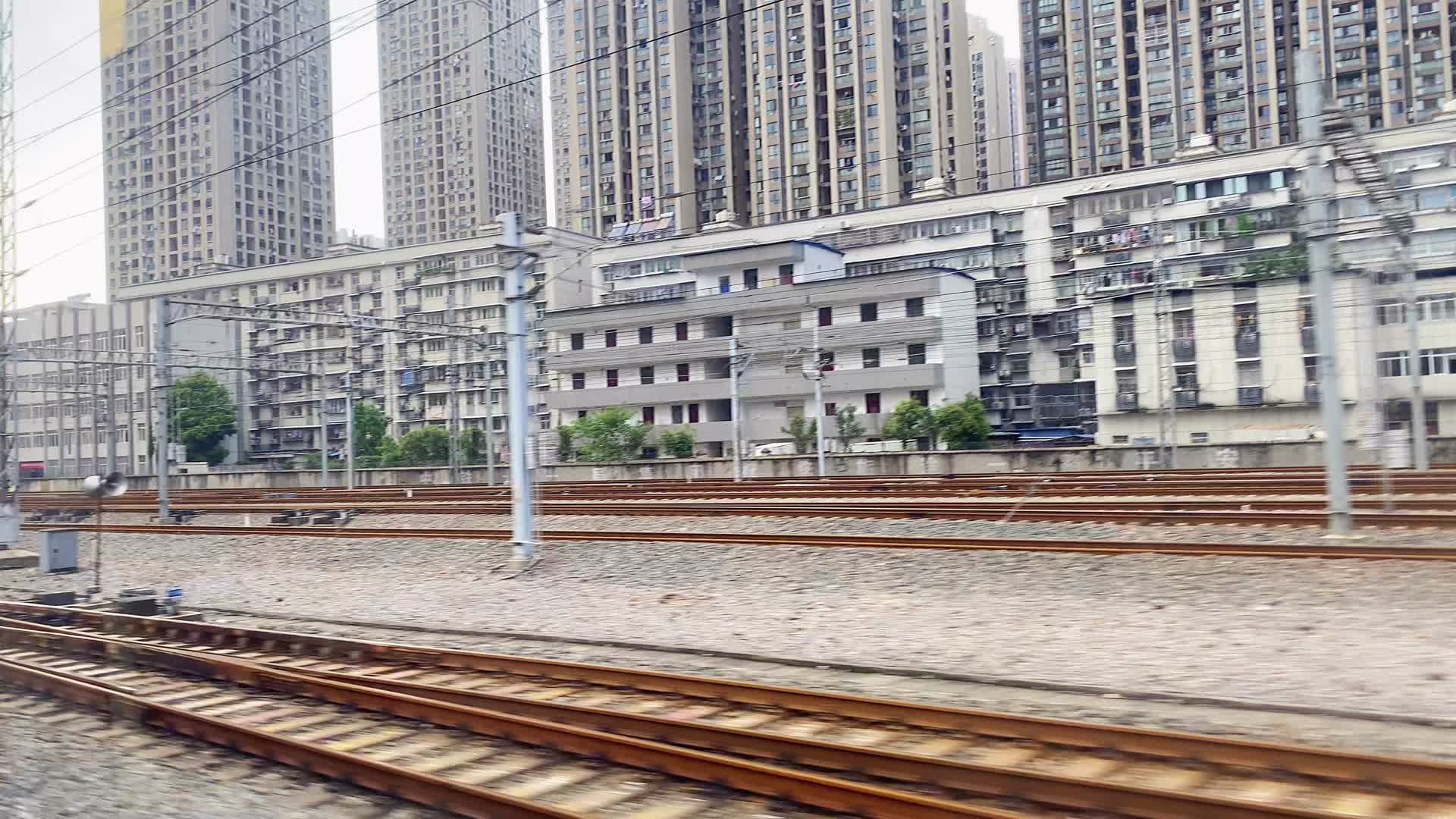 4K高铁上拍摄窗外景色视频的预览图