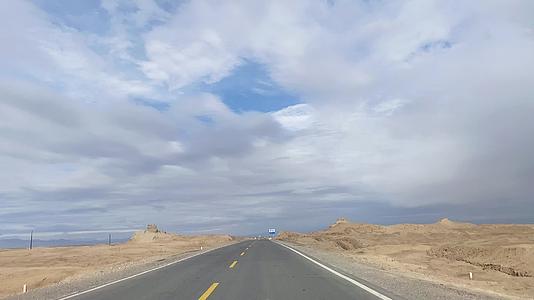 4K沙漠戈壁自驾游公路风景视频的预览图