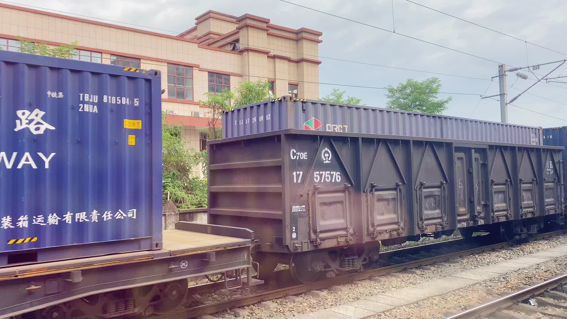 4K火车高铁窗外长镜头视频的预览图