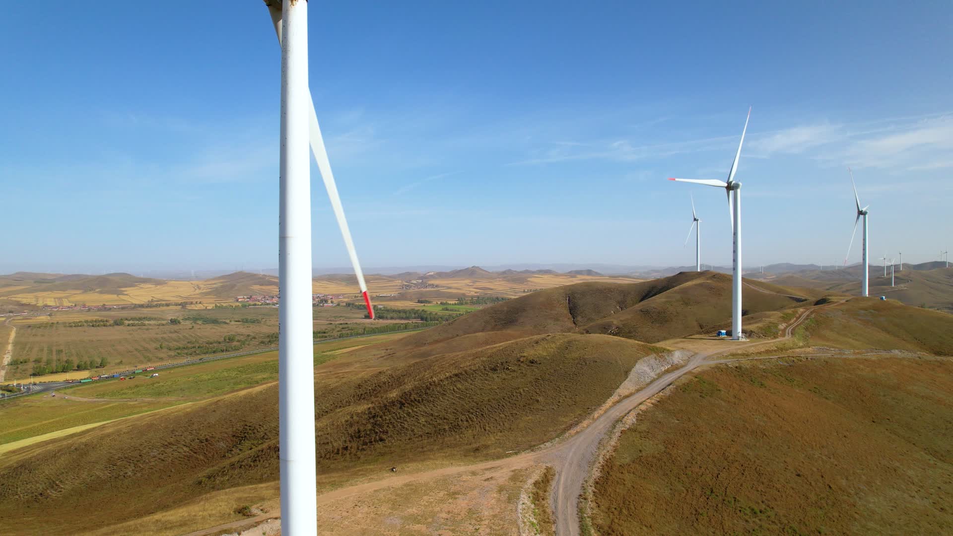 草原上矗立的新能源风力发电的风车视频的预览图