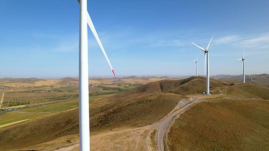 草原上矗立的新能源风力发电的风车视频的预览图