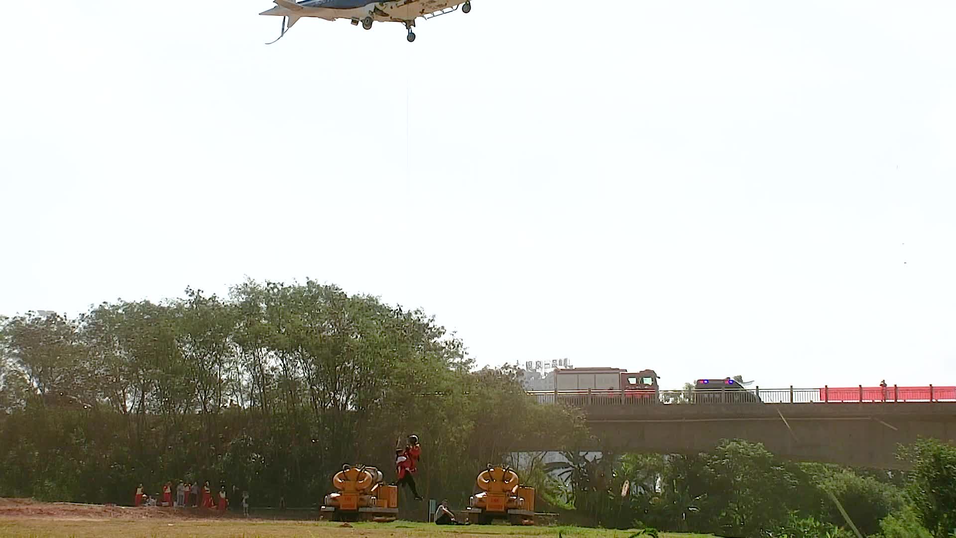 直升机救援应急直升机救援直升机搜救应急演练视频的预览图