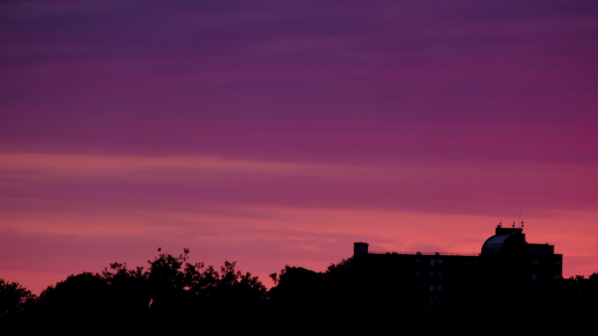 实拍美国东部的黄昏时的彩云视频的预览图