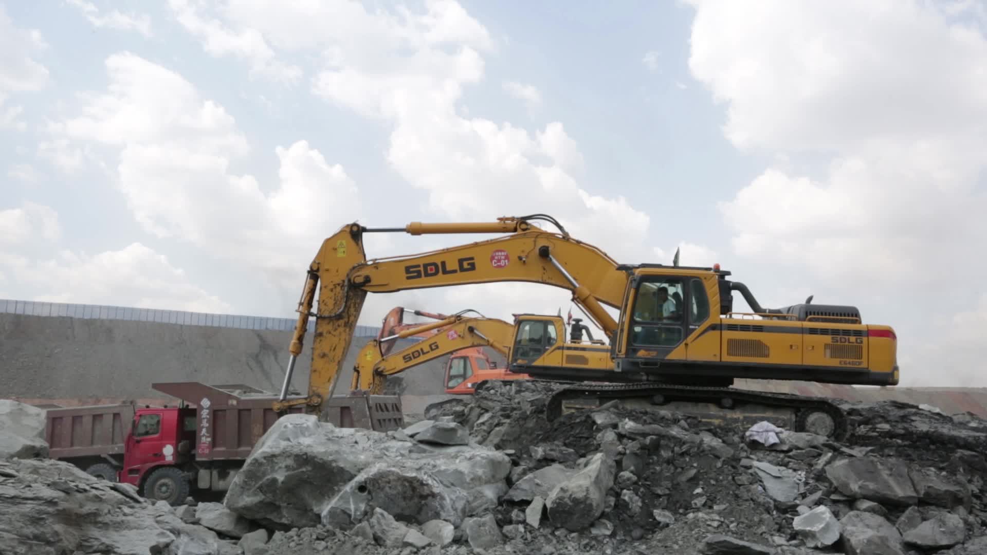 煤矿挖掘机渣土车视频的预览图