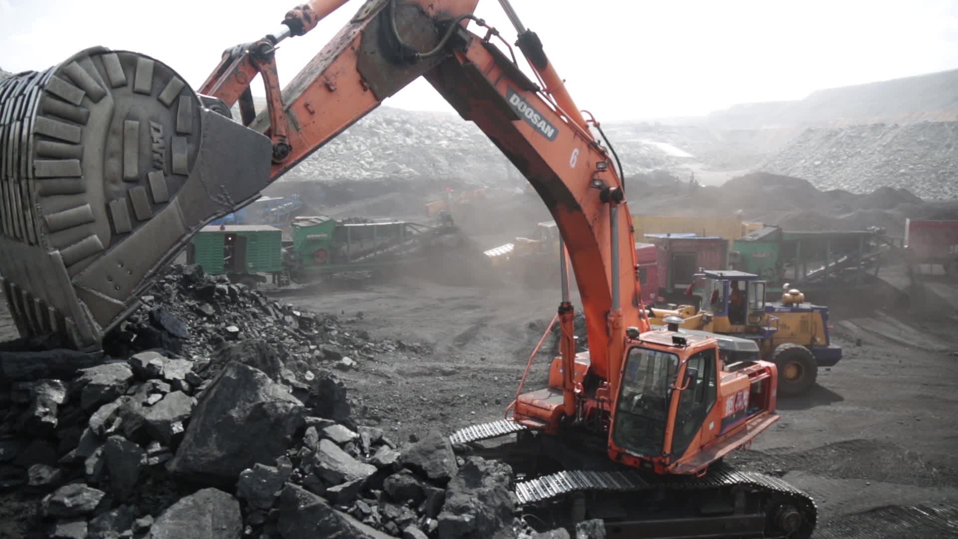 采煤挖矿实拍视频视频的预览图