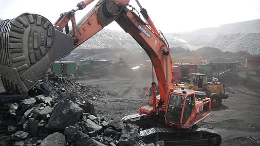 采煤挖矿实拍视频视频的预览图