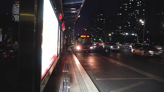 南宁城市夜晚公交车视频的预览图