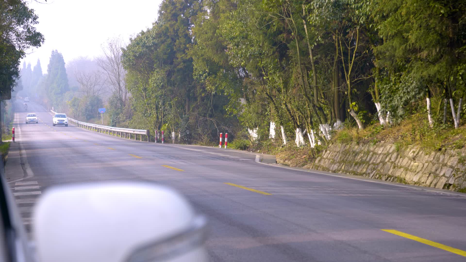 4k实拍G320国道汽车行驶路段视频的预览图