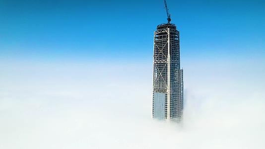 雾霾笼罩下探出云端的天津117大厦航拍视频的预览图