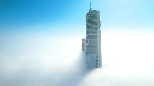 雾霾笼罩下探出云端的天津117大厦航拍视频的预览图