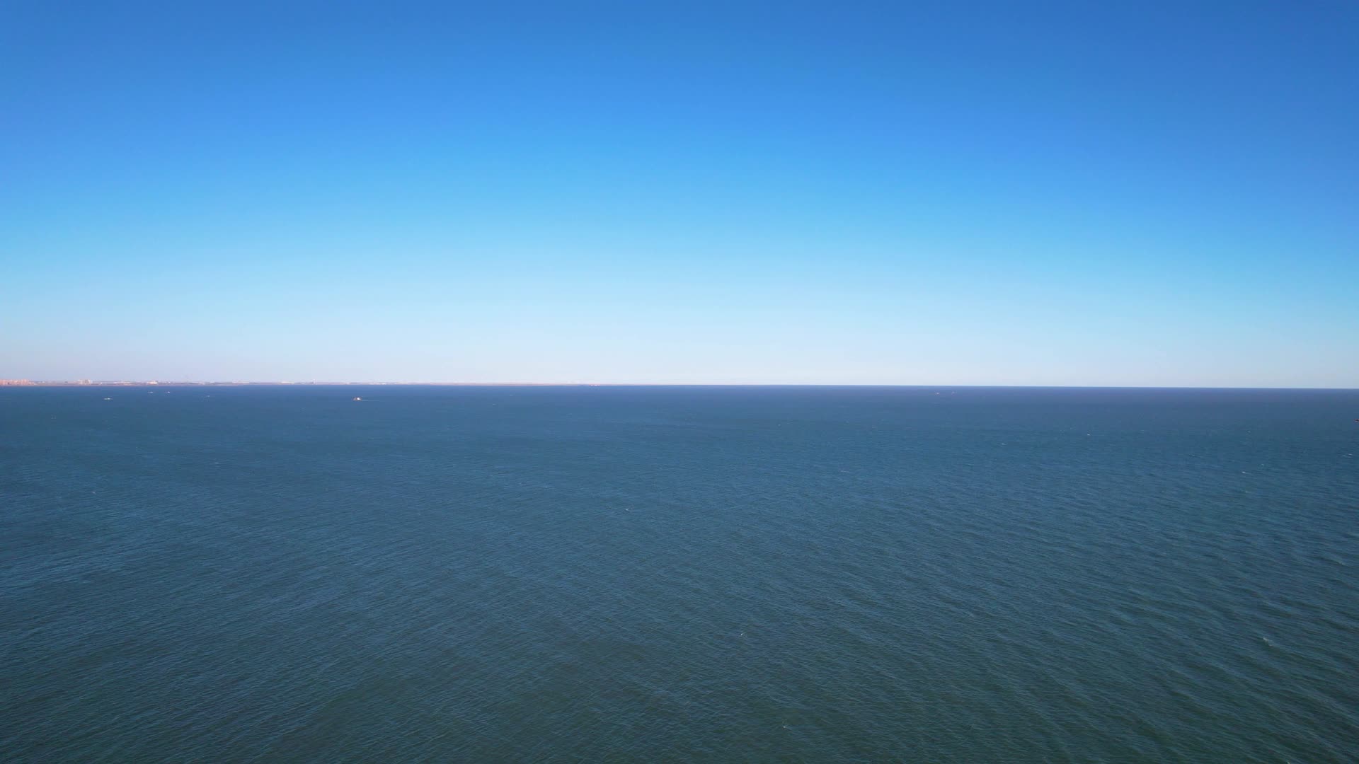 一望无际的大海航拍视频的预览图