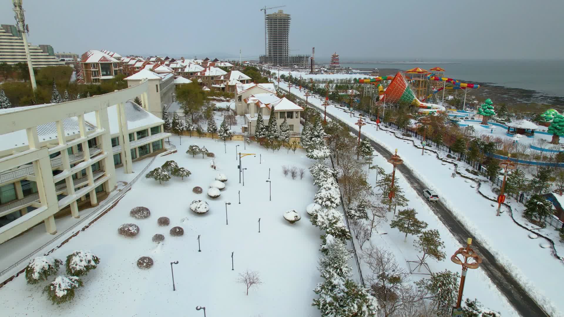 航拍大雪过后的辽宁锦州海边视频的预览图