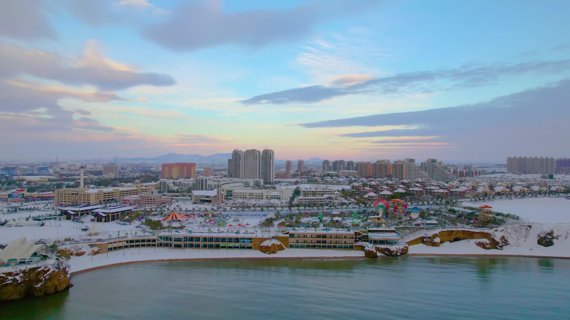 航拍大雪过后的辽宁锦州海边视频的预览图