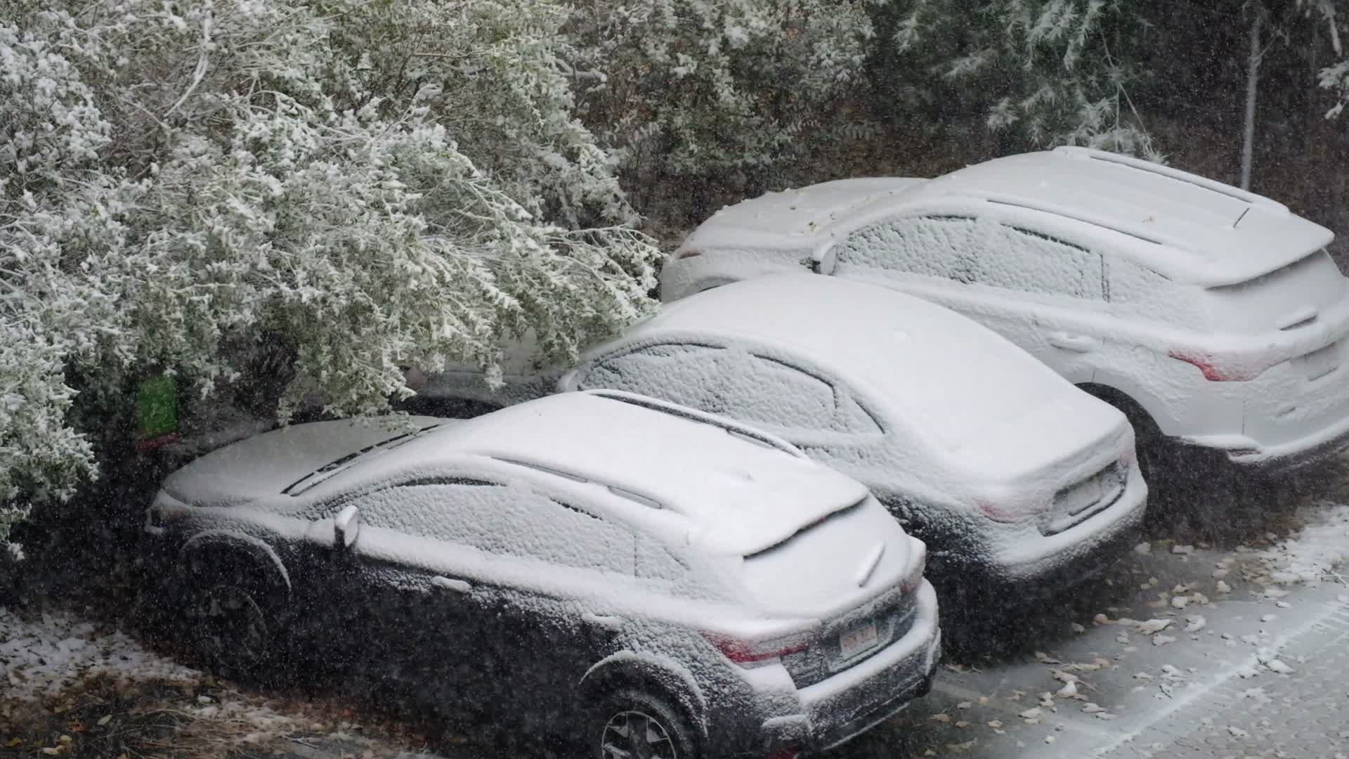 降雪时停车场的雪景视频的预览图