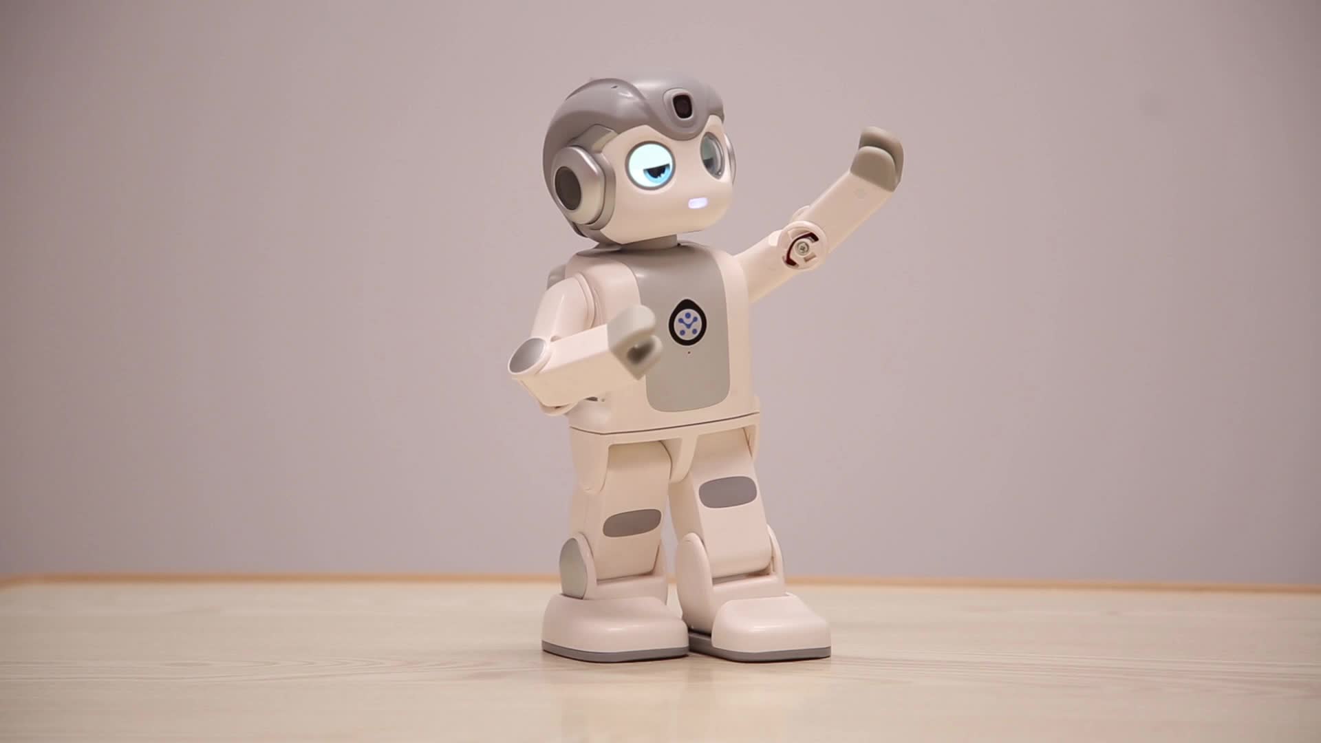 机器人智能舞蹈视频的预览图
