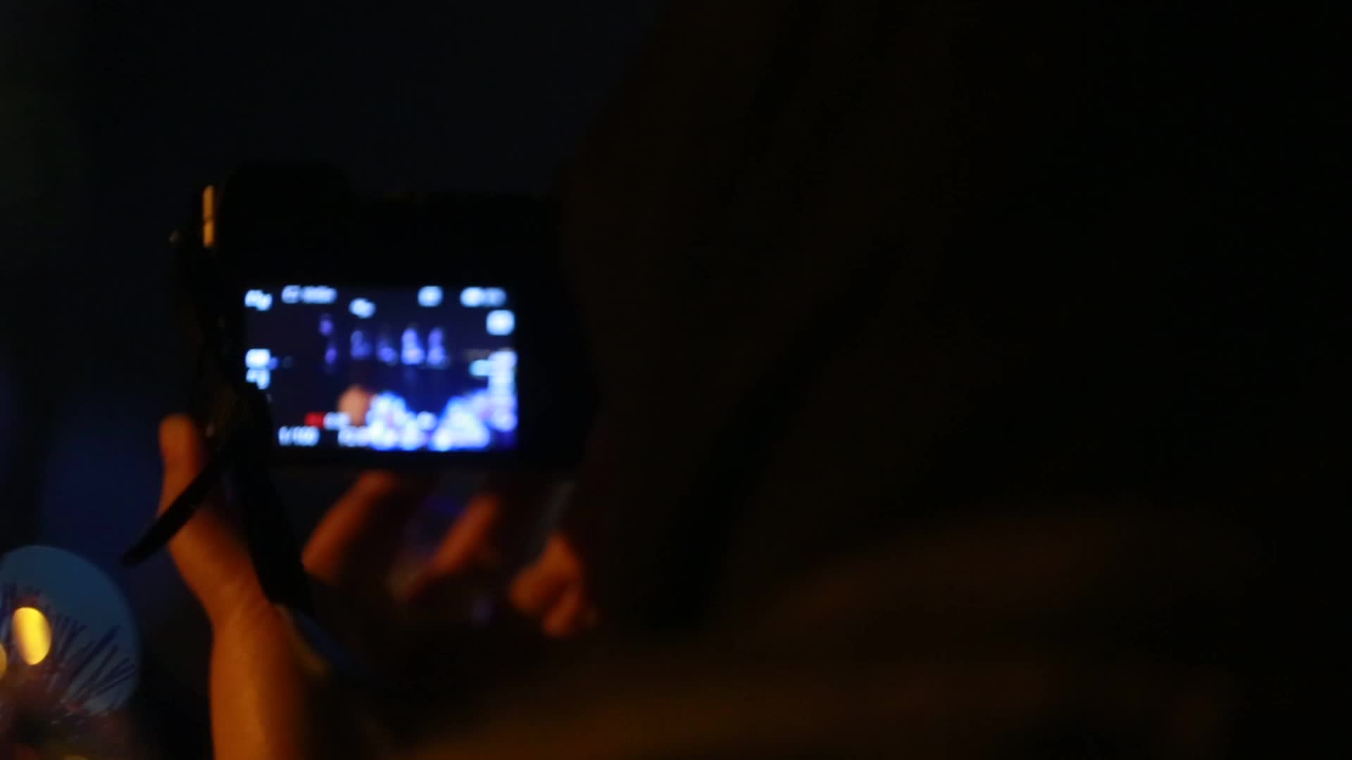 用相机拍摄夜景的女人视频的预览图