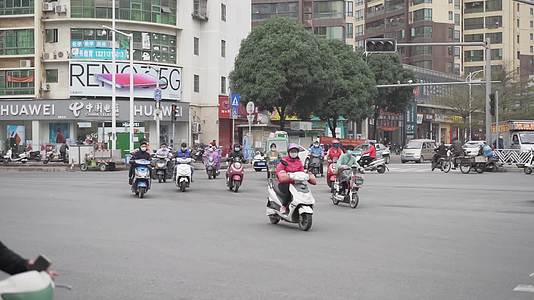 繁忙马路街头红绿灯十字路口视频的预览图