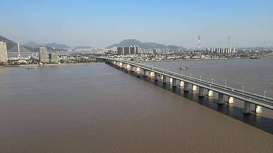 4K航拍温州瓯江大桥风光实拍视频视频的预览图