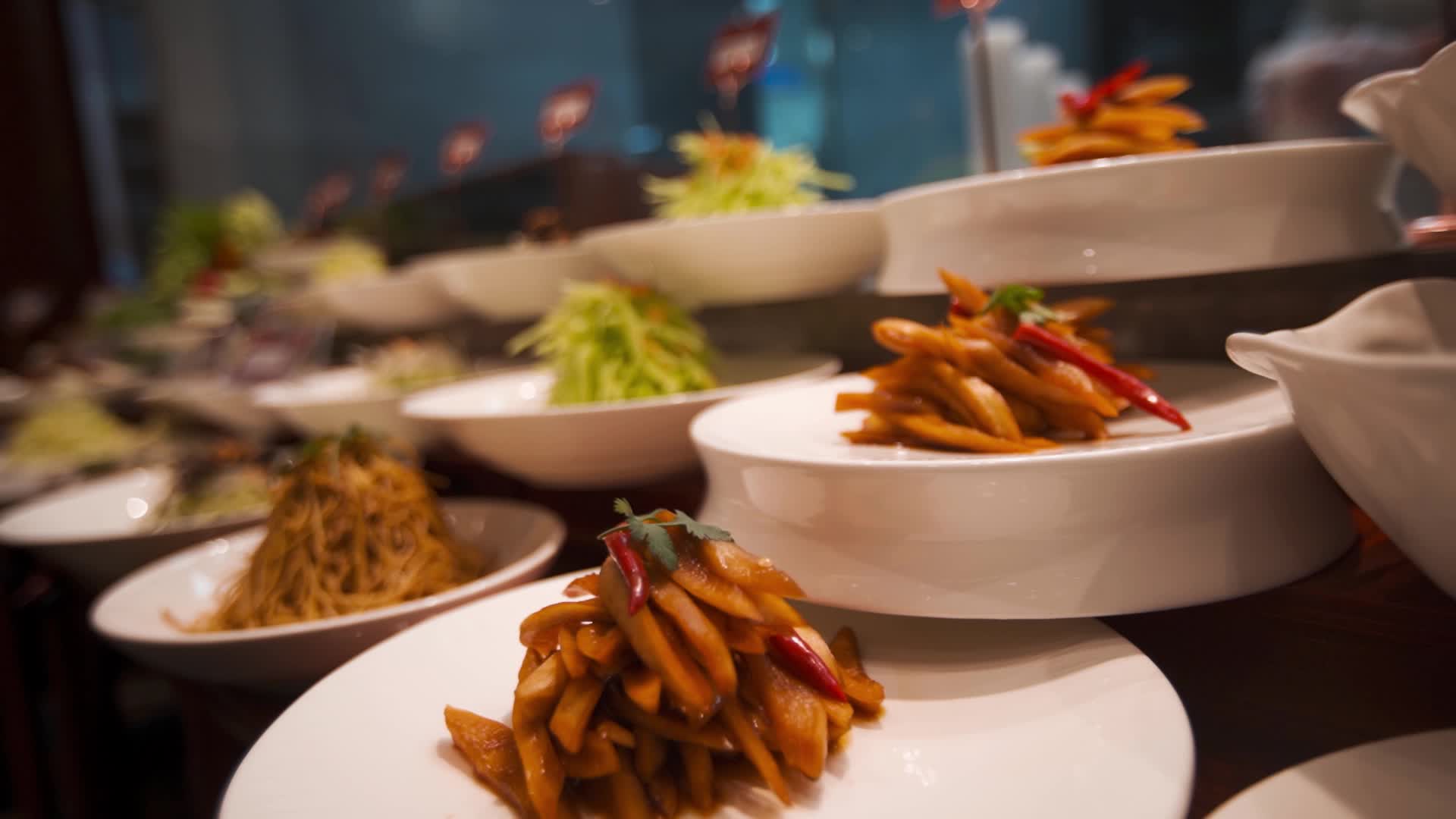 饭店美食大厨肉排驴排红烧肉蘑菇汤视频的预览图