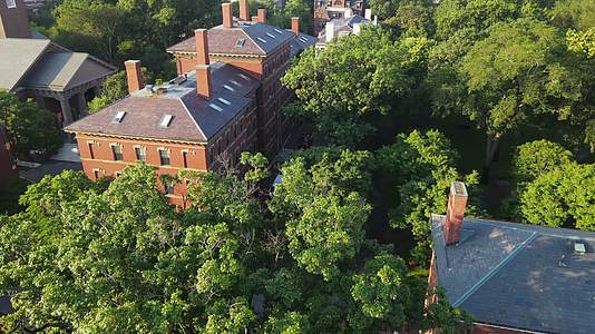 航拍夏季的世界名校哈佛大学校园视频的预览图