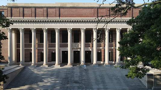 航拍夏季的世界名校哈佛大学校园怀德纳图书馆视频的预览图