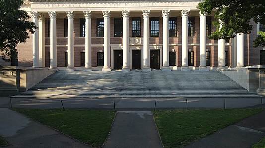 航拍夏季的世界名校哈佛大学校园怀德纳图书馆视频的预览图