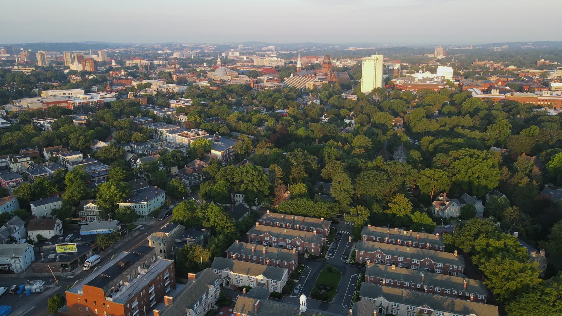 航拍夏季的世界名校哈佛大学所在的波士顿剑桥区视频的预览图