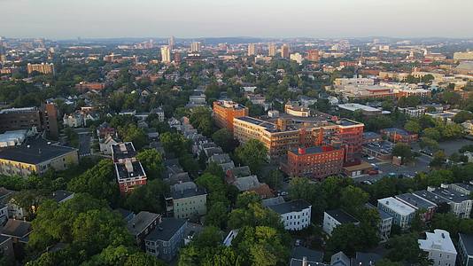 航拍夏季世界名校哈佛大学所在的波士顿剑桥区视频的预览图