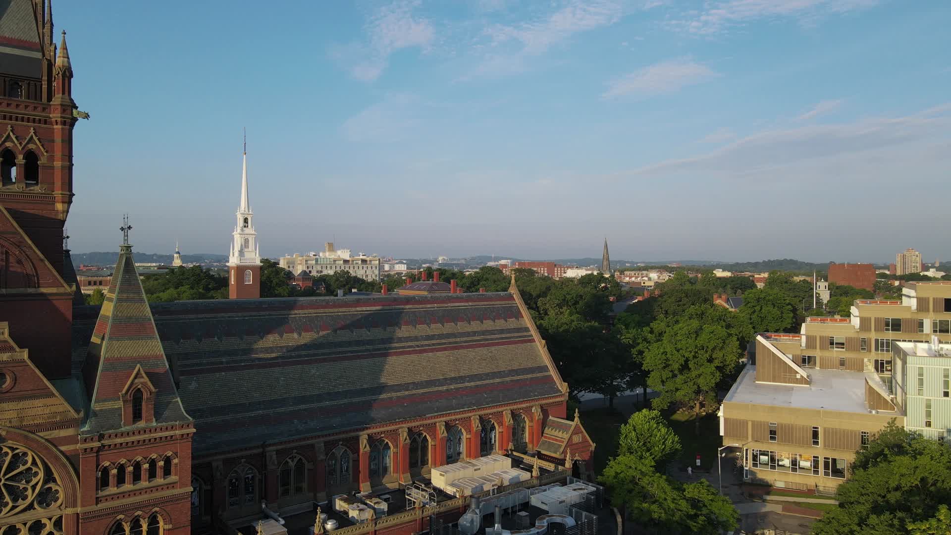 航拍夏季的世界名校哈佛大学校园哈佛纪念堂视频的预览图