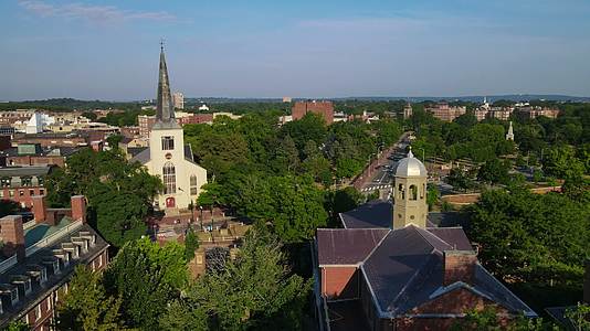 俯瞰世界名校哈佛大学夏日里的校园及历史建筑视频的预览图