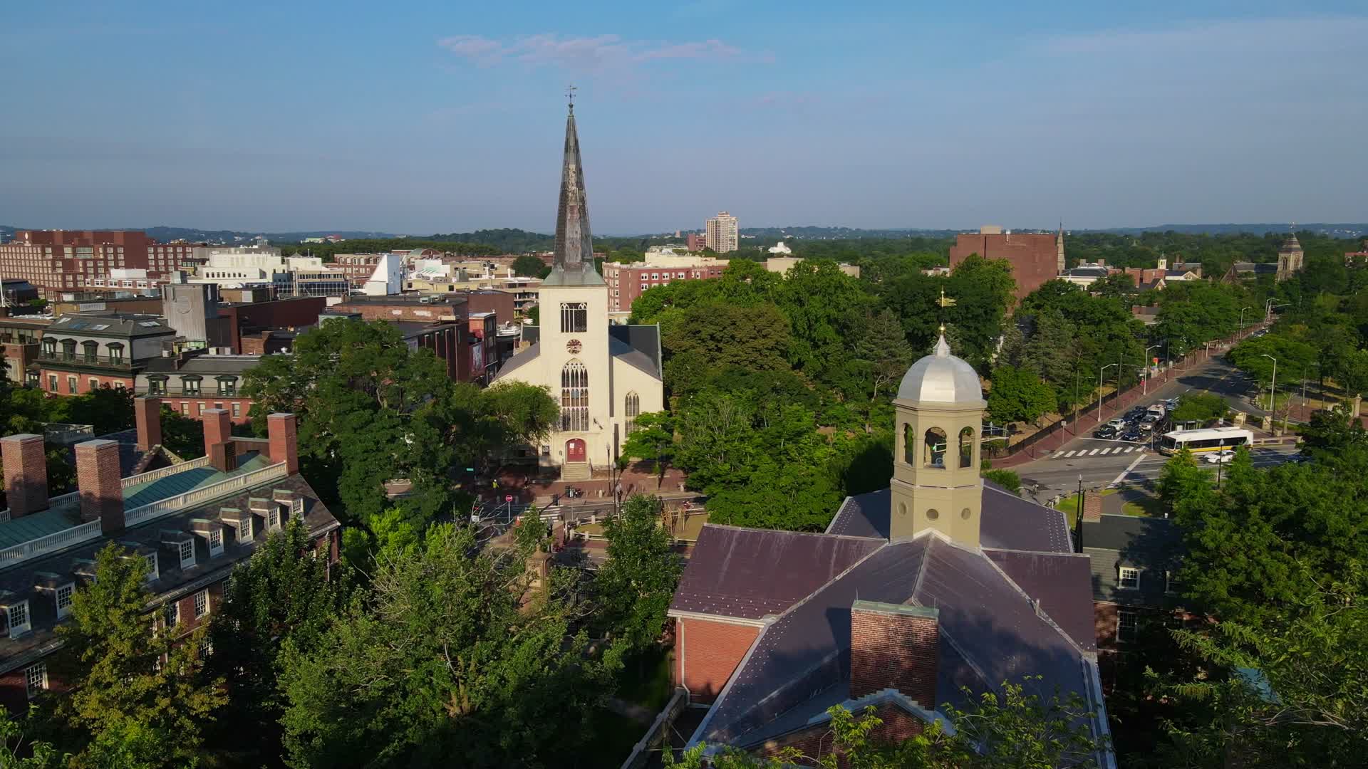 航拍夏天的世界名校哈佛大学校园及历史建筑视频的预览图