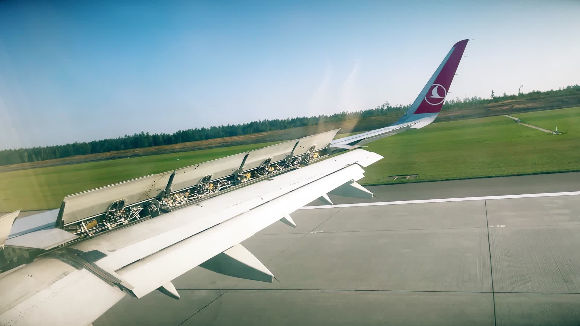 机场飞机跑道滑翔视频的预览图