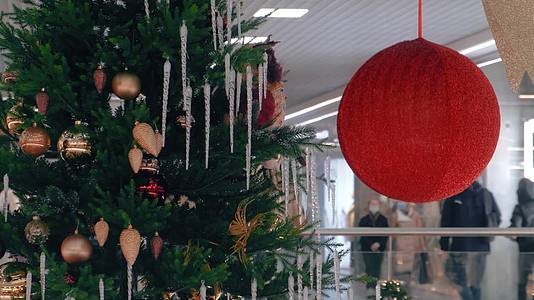 圣诞节商场装扮的圣诞树视频的预览图