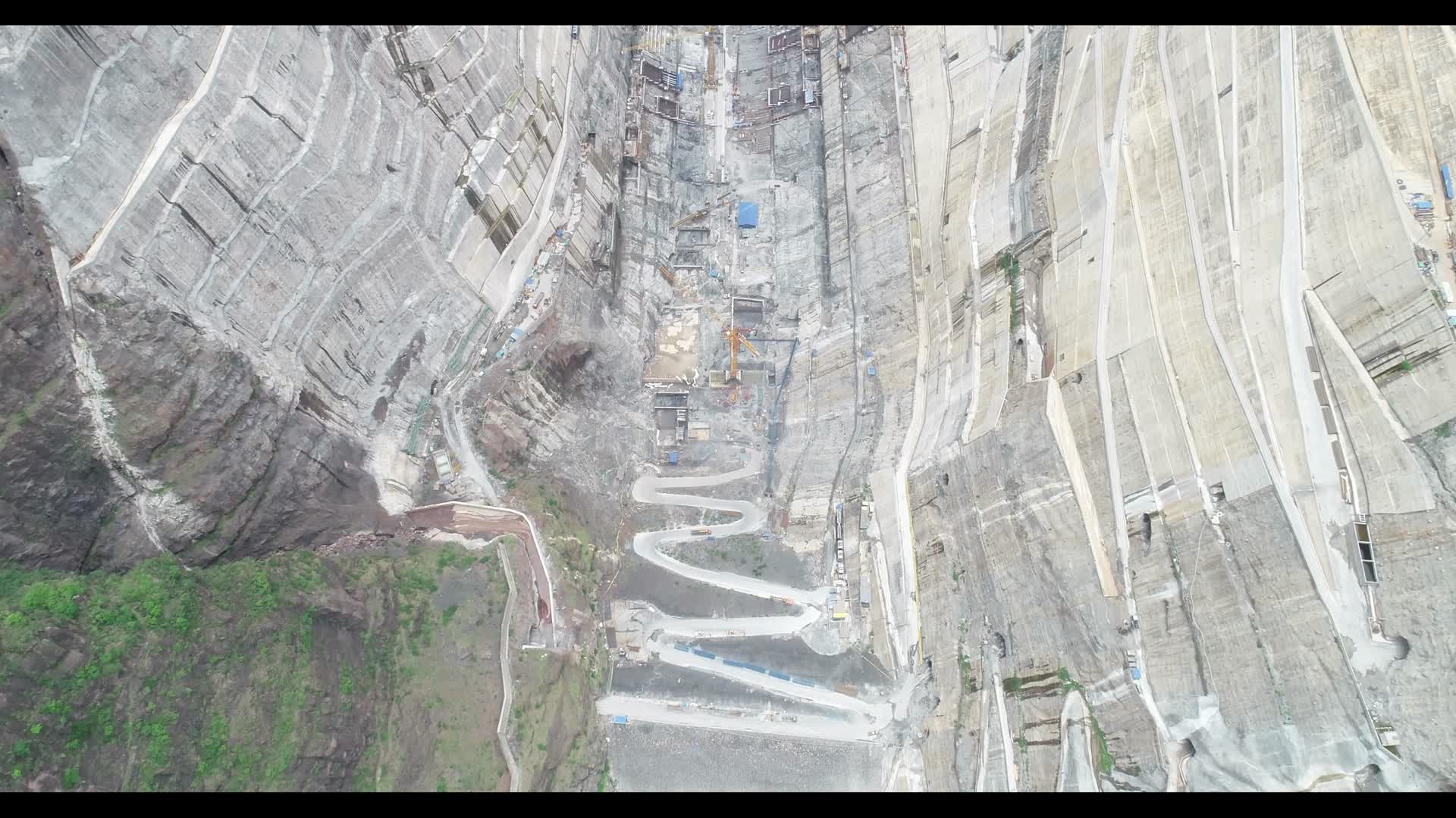 白鹤滩水电站大坝修建中视频的预览图