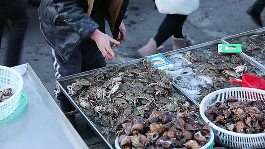 大连海鲜市场的螃蟹大虾海螺热闹买海鲜人群视频的预览图
