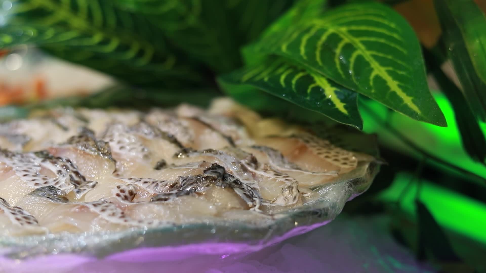 自助餐厅的生鱼片美食视频的预览图