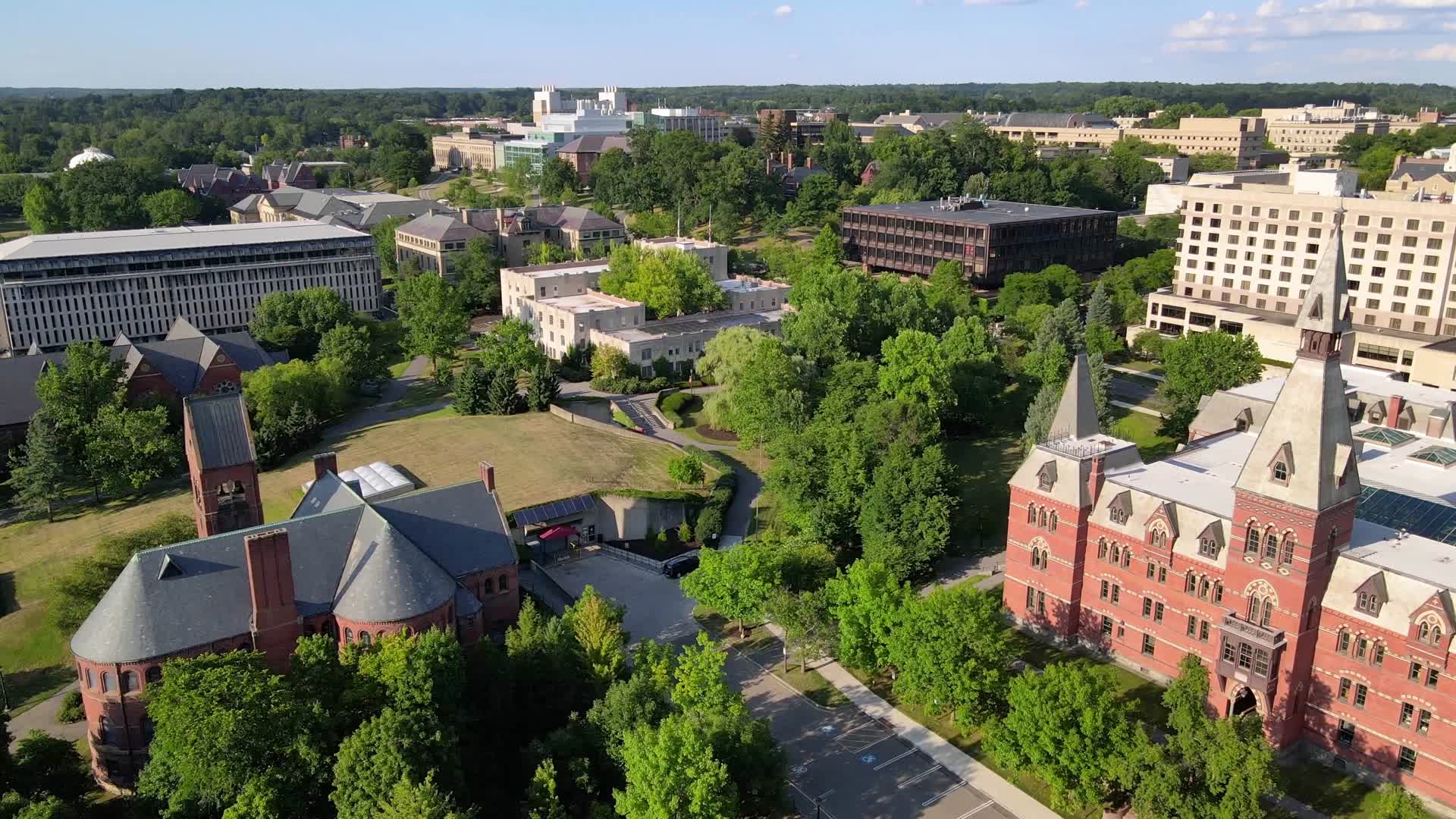 航拍美国著名大学康奈尔大学夏季的校园视频的预览图