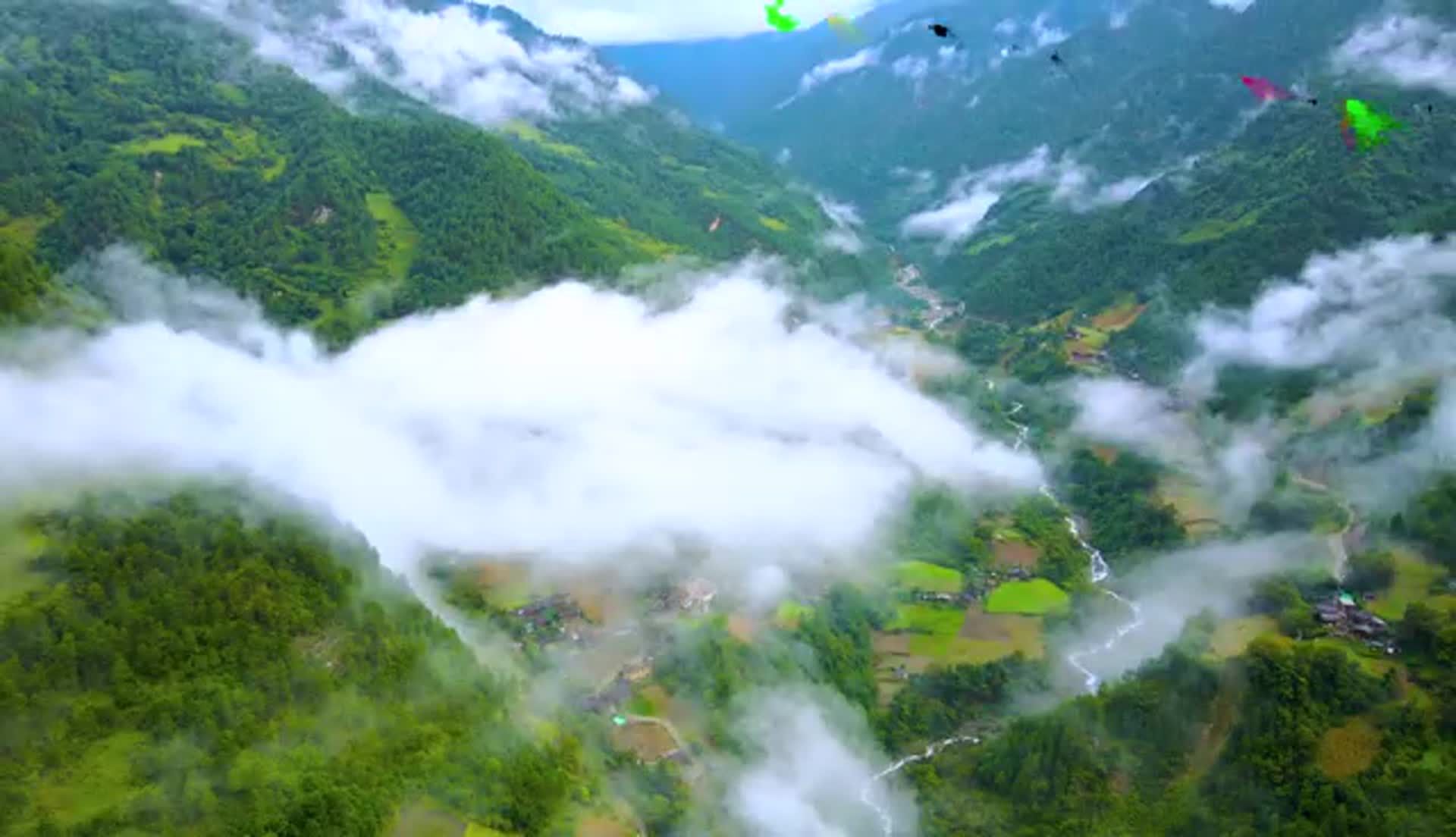 滇藏线上云南至西藏最后一个村子秋那桶航拍视频的预览图