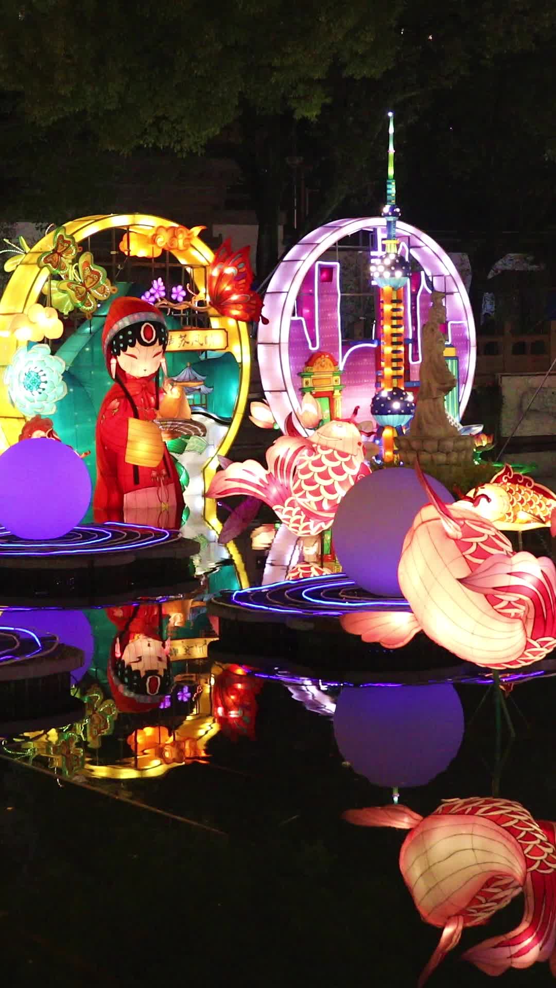 春节元宵节上海豫园灯会视频的预览图