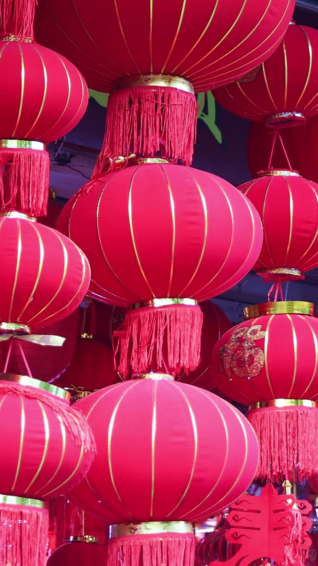 上海豫园商店展示的春节装饰物灯笼视频的预览图
