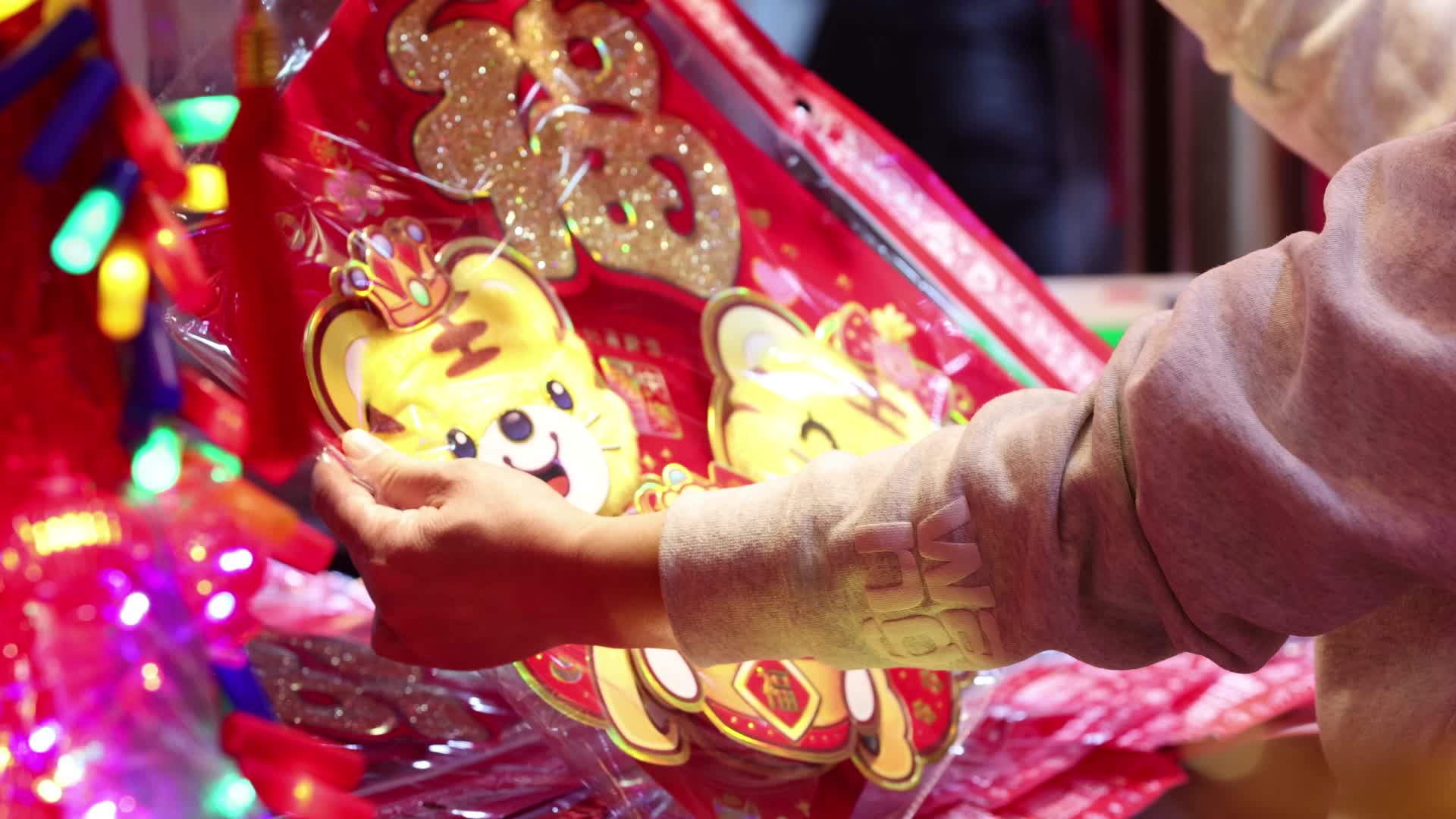 在上海豫园商店挑选春节新年装饰品的女人视频的预览图
