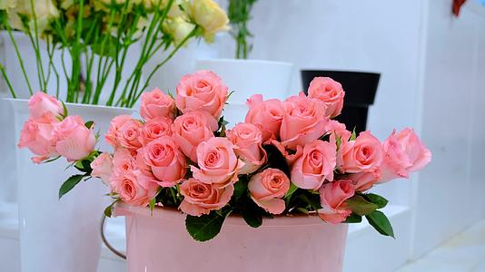 情人节花店出售各种颜色的玫瑰花视频的预览图