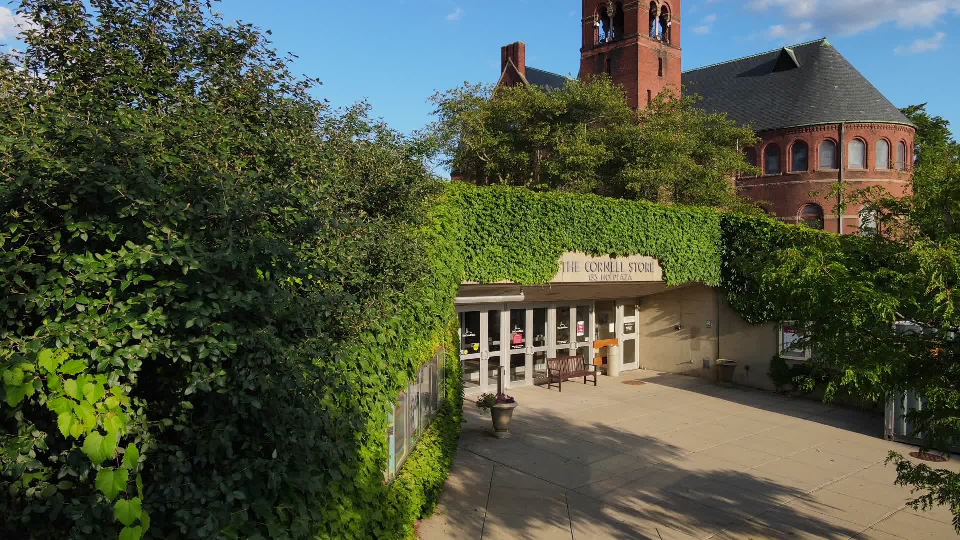 航拍美国著名大学康奈尔大学夏季的校园视频的预览图