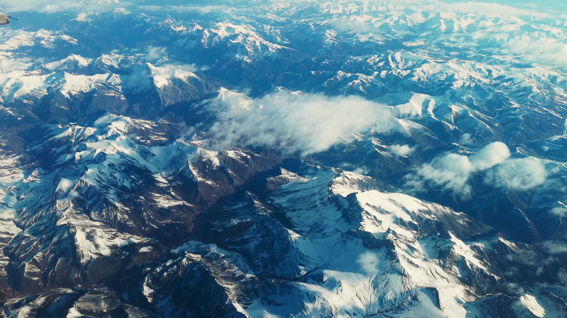 在四川成都到西藏林芝的飞机上拍摄山脉和云朵视频的预览图