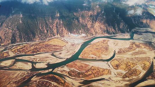 在四川成都到西藏林芝的飞机上拍摄山脉和云朵视频的预览图