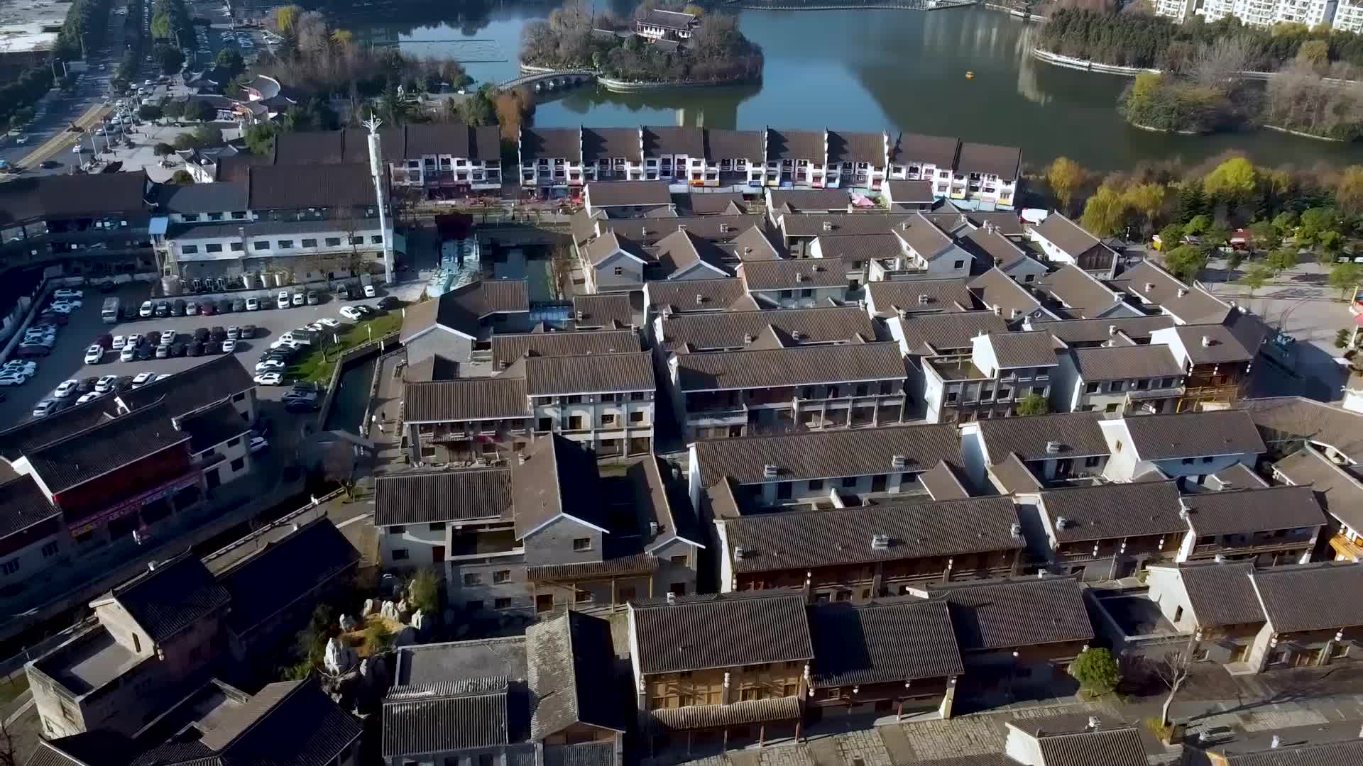 无人机航拍早上的古镇视频的预览图