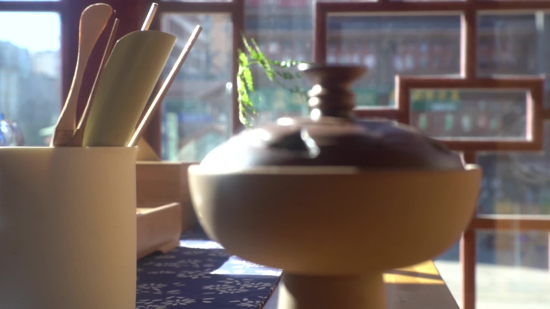 茶桌上烟雾缭绕的檀香视频的预览图