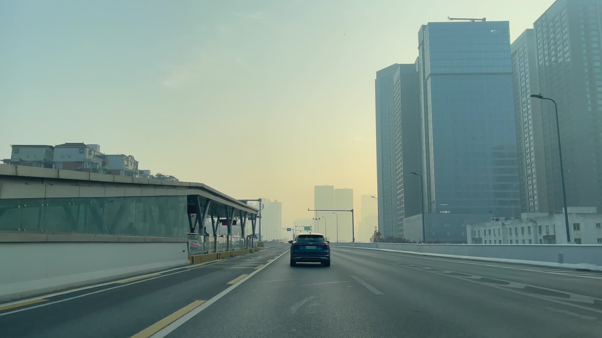 实拍四川成都冬季清晨的二环路高架道路视频的预览图